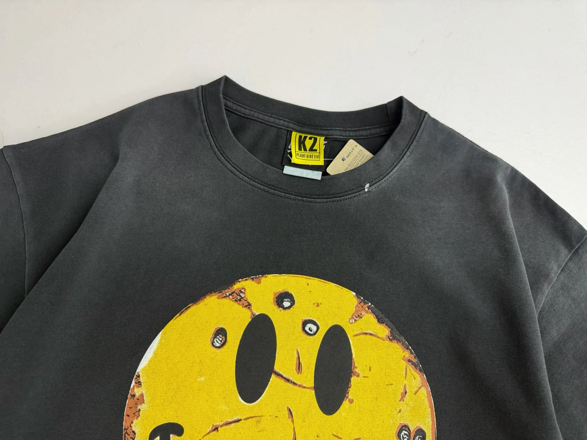 ❥8036#P140 Saint Mxxxxxx ✖️KLF New Old Smiley Face Made of double-yarn double-ply cotton batik fabric 290g, comfortable and breathable to wear. Stiff silhouette, full of street feel, loose fit. Craftsmanship: semi-water slurry printing + graffiti + spray coding, batik and wash. Size: (S-M-L-XL) Color: Washed black